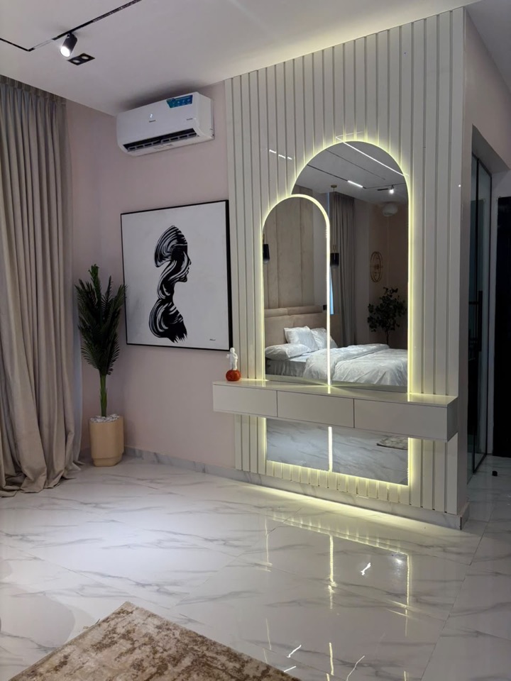 Dressing area with an illuminated arched mirror